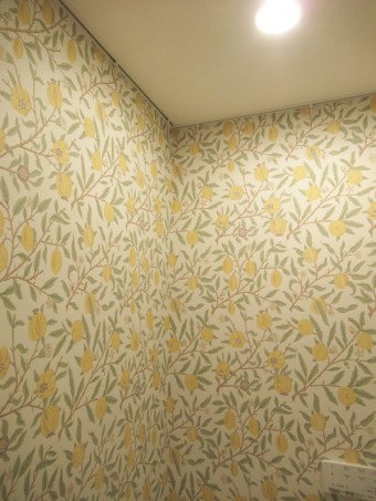 ウィリアムモリスのクロスでアートスペースのように 目黒区S様邸 ウィリアムモリスのクロスでアートスペースのように 目黒区S様邸